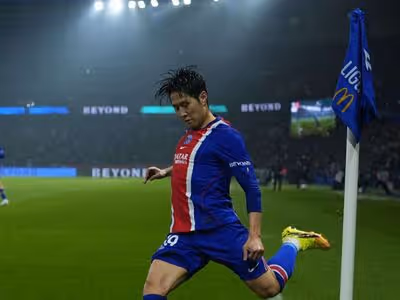 Paris Saint-Germain vence o Brest e fica