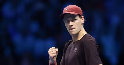 Sinner oscila, mas vence freguês e vai à decisão do ATP Finals