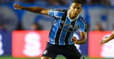 João Lucas sente lesão e lateral direita volta a ser preocupação para o Grêmio