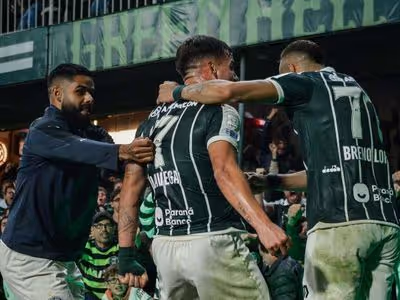 Coritiba derrota o Bahia de virada e entra no G-6 do Brasileirão