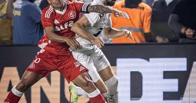 Internacional enfrenta o Santos em confronto direto pelo Brasileirão