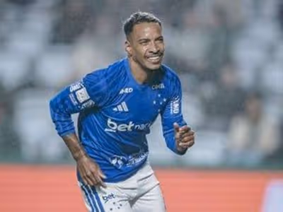 Cruzeiro derrota Coritiba em confronto direto pelo Brasileirão
