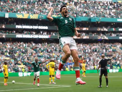 Autor de gol do México na Copa carrega marca de grave acidente com David Luiz; entenda