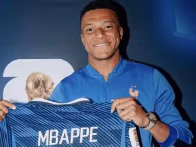 Mbappé entra para a história da França e recebe homenagem de Deschamps