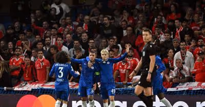 Chelsea estraga retorno de Mourinho e vence Benfica com gol contra