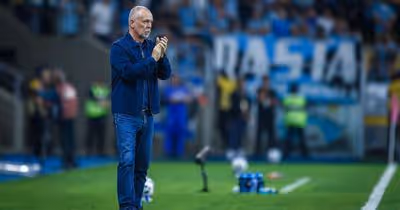 "Voltamos a ser um Grêmio que não queríamos mais", desabafa Mano Menezes após goleada sofrida