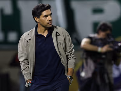 Abel Ferreira projeta confronto direto contra o Flamengo e cobra arbitragem