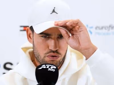 Carlos Alcaraz anuncia ausência em Wimbledon por lesão no punho