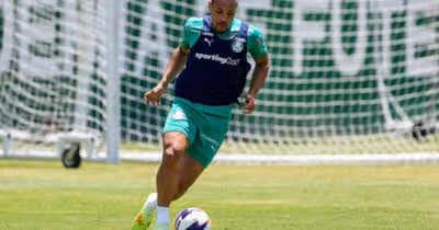 Vitor Roque volta a treinar no Palmeiras, mas deve ser poupado no clássico