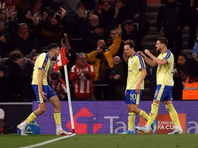 Algoz do Arsenal vence e avança, mas pode ser eliminado dos playoffs da Championship
