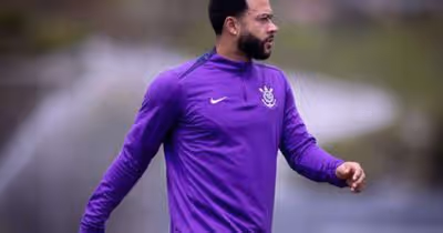 Depay não consegue deixar Rio e falta treino do Corinthians