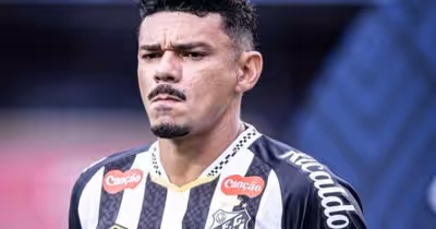 Coritiba sonda Tiquinho Soares, mas salário no Santos trava negócio
