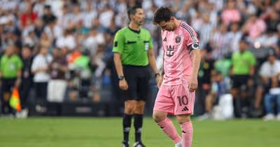 Ex-Flamengo faz dois e vence time de Messi