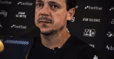 Fernando Diniz discute sobre como montar o Vasco sem titulares absolutos; Barros é dúvida