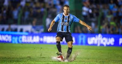 Arthur faz seu primeiro gol no retorno ao Grêmio e exalta elenco