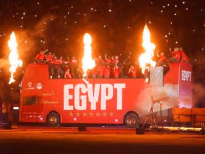 Jogadores do Egito fazem festa com milhares de torcedores no Cairo