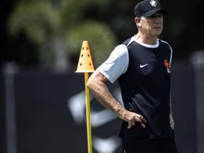 Invicto no Vasco, Renato ainda tenta resolver problemas na defesa