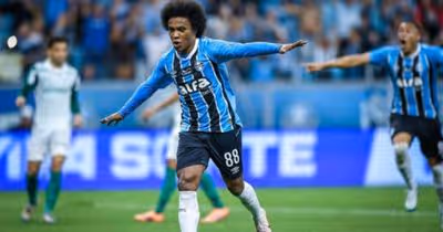 Com desconforto muscular, Willian vira preocupação no Grêmio