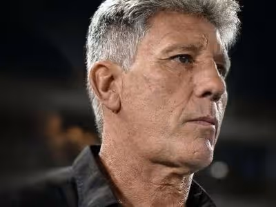 STJD denuncia Vasco por arremessos de copos em Renato Gaúcho