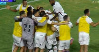 Vitória bate Sport, dorme fora do Z4 e coloca pressão no Santos
