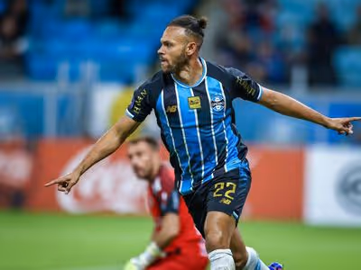Grêmio enfrenta o Santos em confronto direto pelo Brasileirão
