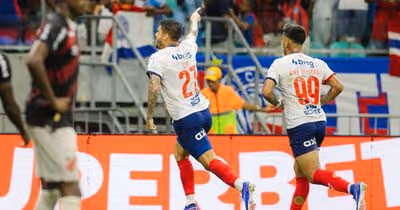Everaldo brilha, Bahia vence o Athletico-PR e sobe na tabela do Brasileirão