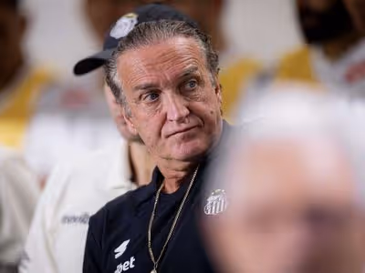 Cuca cobra resposta do elenco após empate e reconhece pressão da torcida