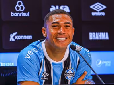 Essa foi a resposta de Carlos Vinícius sobre a renovação com o Grêmio