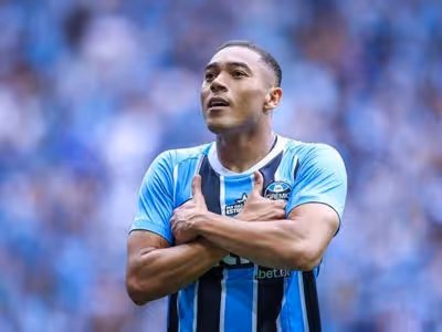 Jornal português se encanta e define Carlos Vinícius como o atual 'Rei do Brasileirão'