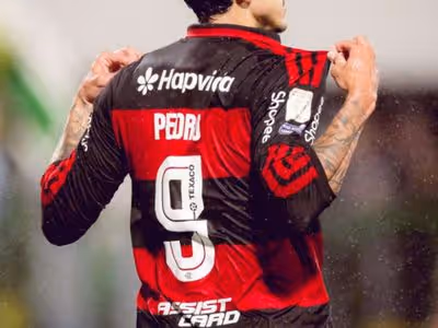 Flamengo goleia Chapecoense e segue na briga pela liderança do Brasileirão