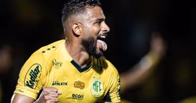 Reinaldo está suspenso diante do Botafogo