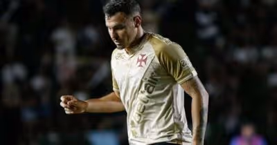 Hugo Moura fala sobre atuação como zagueiro e volante em vitória do Vasco