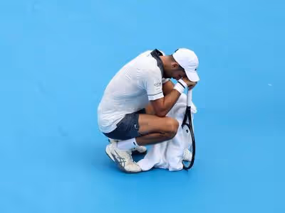 Djokovic passa mal em quadra e é eliminado em estreia de torneio nos EUA