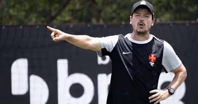 Vasco negocia meia-atacante e acumula sete saídas no elenco