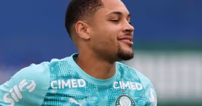 Vitor Roque volta a treinar com o elenco do Palmeiras e fica próximo de retorno