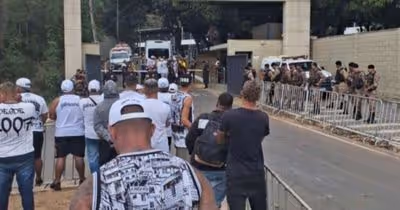 Integrantes de organizada cobram jogadores do Atlético antes de confronto decisivo