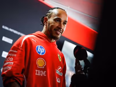 F1: Hamilton vê Mercedes muito à frente e duvida que Ferrari elimine diferença em 2026