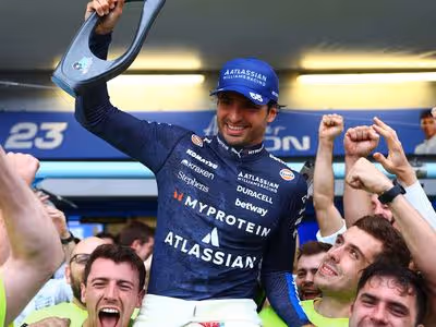 F1: Carlos Sainz renova com a Williams e completa dupla para 2027