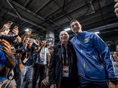 Quem é jornalista de 91 anos aplaudido por fazer Scaloni revelar se Messi seria titular