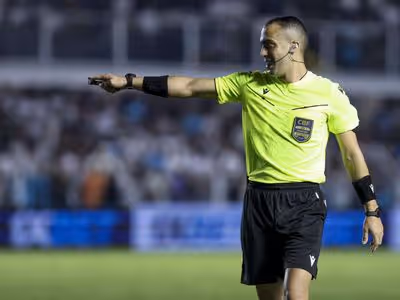 Árbitro de Flamengo x Palmeiras ficou marcado por lances polêmicos em jogo dos paulistas