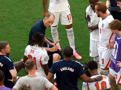 ‘Se esforcem mais, vocês só estão parados’: Leitura labial revela o que técnico da Inglaterra disse a jogadores em parada