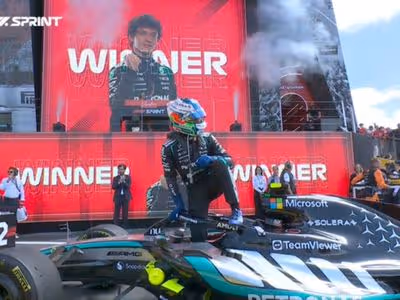 F1: Antonelli celebra vitória na sprint race após duelo com Hamilton