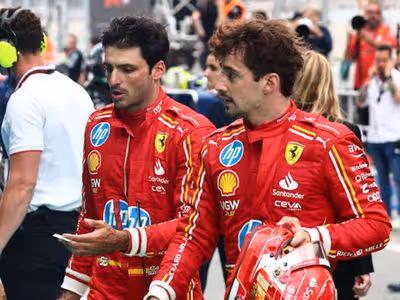 F1: Sainz comenta disputa entre Hamilton e Leclerc por espaço na Ferrari