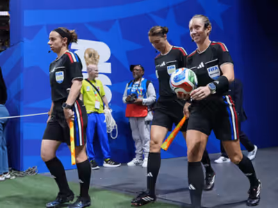 Trio feminino de arbitragem ganha elogio de internautas: 'Melhor da Copa'