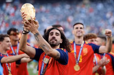 Marc Cucurella, da Espanha, levanta o troféu da Copa do Mundo