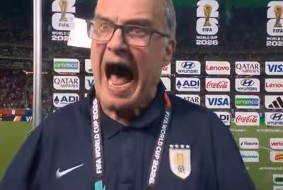 Bielsa se irrita com jornalista após eliminação do Uruguai na Copa