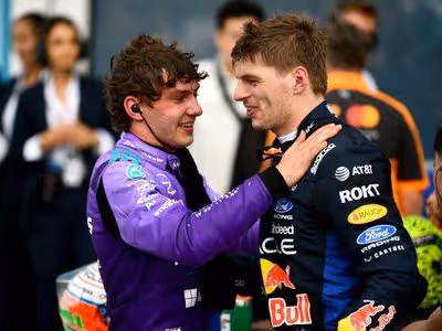 F1 2026: Bortoleto compara Antonelli a Verstappen e elogia início “incrível” na Mercedes