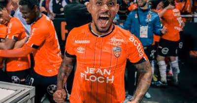 Lateral brasileiro aproveitou ‘chance de ouro’ na Grécia e viveu disputa por camisa de Neymar na França