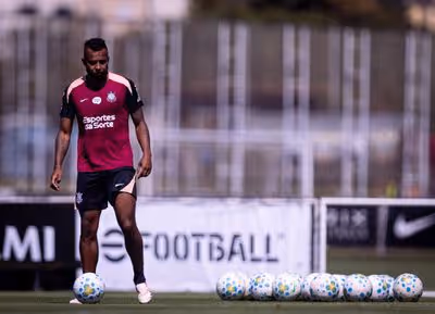 Alex Santana destaca relação com Fernando Diniz e reforça desejo de ser útil ao Corinthians