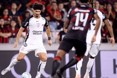 Zagueiro do Corinthians destaca força da Fiel e desgaste maior em gramado sintético